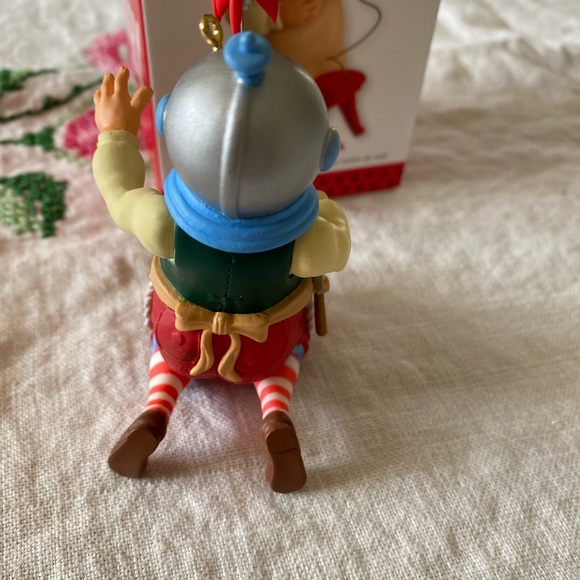 Hallmark’13 Toymaker Santa Series - Picture 6 of 12